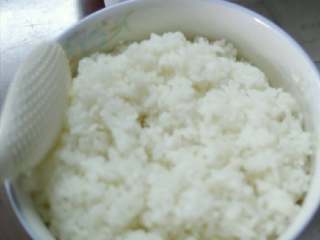 1、自制寿司,米饭煮熟待凉后与苹果醋或寿司醋搅拌均匀