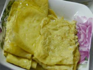 2、自制寿司,鸡蛋加盐打散，入平底锅烙成薄蛋皮