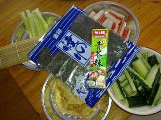 4、自制寿司,寿司帘上铺一张海苔，毛面向上，铺上调味好的米饭，撒点胡萝卜蓉增色