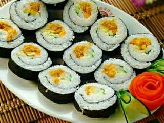 5、自制寿司,所有辅料放完后，卷起