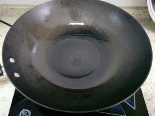 5、青椒炒鱿鱼,锅里倒入适量油烧热