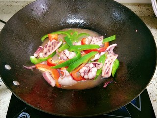 9、青椒炒鱿鱼,加入少许水稍焖片刻