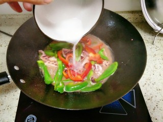 10、青椒炒鱿鱼,淋入少量水淀粉勾芡