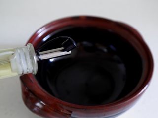 4、煲仔饭,4.将砂锅底抺上油。