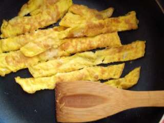 2、。紫菜包饭。（寿司）,鸡蛋摊成饼切成长条