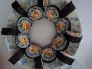 5、。紫菜包饭。（寿司）,把卷好的寿司切成片摆盘