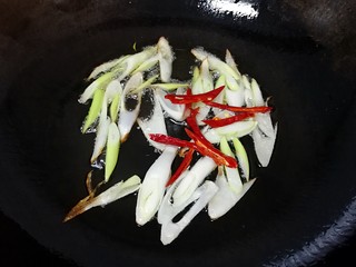 4、酸辣土豆丝, 下入干红辣椒丝。