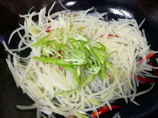 7、酸辣土豆丝,下入线辣椒丝，放盐翻炒均匀。