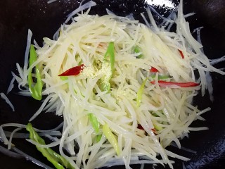 8、酸辣土豆丝,放鸡精调味出锅。