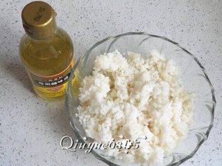 5、樱花寿司,把饭搅拌一下