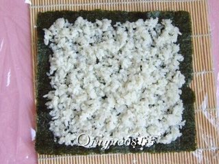 6、樱花寿司,均匀的放在海苔上