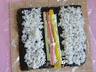 8、樱花寿司,放上之前切的长条