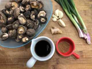 2、香菇粒(面包机版),准备好材料