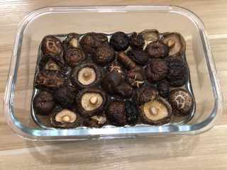 3、香菇粒(面包机版), 事先把蘑菇泡发，我是喜欢提前一个晚上泡上的