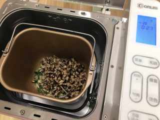 6、香菇粒(面包机版),翻炒5分钟把蘑菇丁倒入