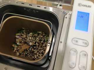 7、香菇粒(面包机版),把调味料都码入继续翻炒
