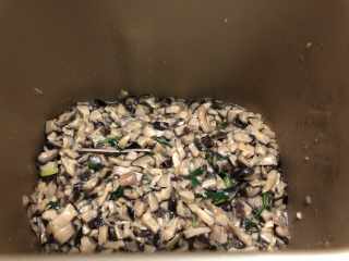 9、香菇粒(面包机版),把生粉水倒入之前把蘑菇抹平