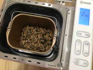 10、香菇粒(面包机版),启动烘烤程序30分钟，我用了两次15分钟，这样干身一点