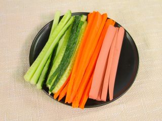 2、自制寿司,香肠，黄瓜和胡萝卜切细条。