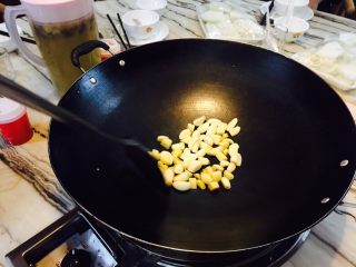 2、火焰醉鹅,将大蒜炒至微焦