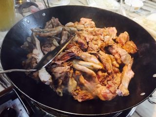 3、火焰醉鹅,把鹅肉倒进锅里。师傅透露,下锅前,鹅肉先提前在另外的锅里先微微煎一下