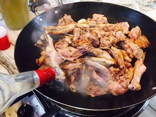 4、火焰醉鹅,加入米酒一支