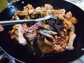 7、火焰醉鹅,再加入半碗酱料搅拌均匀