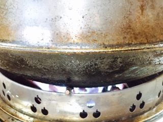 9、火焰醉鹅,待酒精挥发,火熄灭后继续焖煮