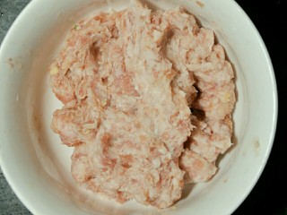1、麻辣烫,将五花肉剁成肉末,加淀粉拌匀。