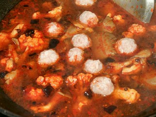 13、麻辣烫,将肉末搓成肉丸放入。