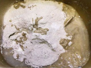 1、花样猫耳朵, 150g白面，150g荞麦面，160g水和成软硬适中的面团。盖保鲜膜静置30分钟。????小贴士：面的硬度要比做面条软一些，比做饺子的面硬一些