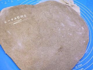 2、花样猫耳朵,醒好的面放在面板上，揉一下，揉成光滑的团，用擀面杖擀成1cm左右厚度的面饼。