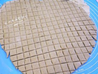 3、花样猫耳朵,切成1cm * 1cm的小丁，如果有些粘连记得撒些干面粉。