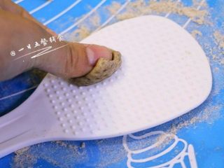 5、花样猫耳朵,取一只有凸点的米饭铲子，在铲子上撒干面粉。