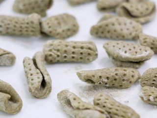 6、花样猫耳朵,同样的方法来压撵，即成凹点的猫耳朵。