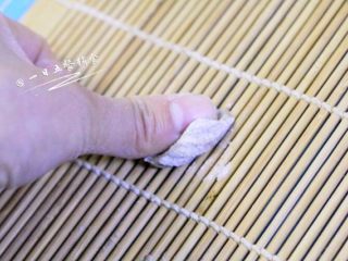 7、花样猫耳朵,在竹篦子或者寿司帘子上压撵即成螺纹款的猫耳朵。