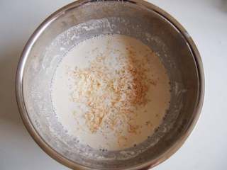 1、意酱鸡蛋卷饼,面粉中加入适量清水调成面糊，加入虾皮