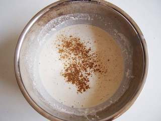 2、意酱鸡蛋卷饼,加入适量盐和五香粉，搅拌均匀