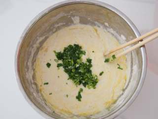 4、意酱鸡蛋卷饼,加入适量葱花