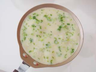 5、意酱鸡蛋卷饼,平底锅加入适量油加热，倒入一勺面糊