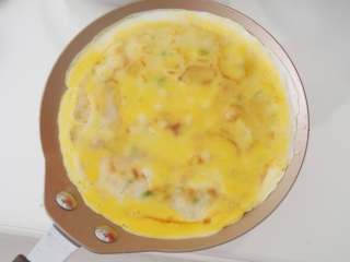 6、意酱鸡蛋卷饼,一面煎熟后翻面，磕上适量打散的鸡蛋