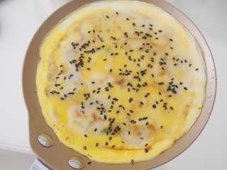 7、意酱鸡蛋卷饼,撒上适量黑芝麻，烙熟即可