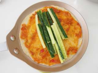 9、意酱鸡蛋卷饼,裹上黄瓜条或者其他自己喜欢吃的青菜之类