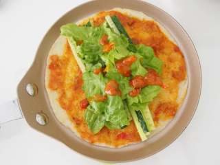 10、意酱鸡蛋卷饼,再放上生菜叶子，可以继续加一点意面酱。蛋饼里卷的蔬菜可以根据自己的喜好更换哦~