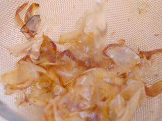 3、快手日式荞麦冷面！,滤出木鱼花，留下汤汁备用