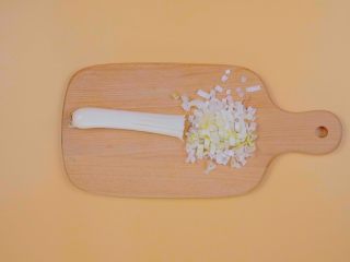 6、快手日式荞麦冷面！,大葱葱白切末，装入碗中