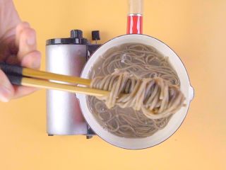 8、快手日式荞麦冷面！,荞麦面200g煮熟，捞出放入冰水中冷却，沥干装碗，撒上海苔