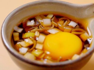 10、快手日式荞麦冷面！,打入一个可生食鸡蛋，加入冰块、芥末，搅拌均匀