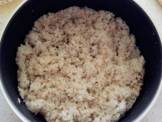 1、紫菜包饭,新做好的米饭 放入少量精盐 芝麻 香油 拌匀后 放凉 ...