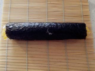 4、紫菜包饭,借助卷帘卷起紫菜 ...